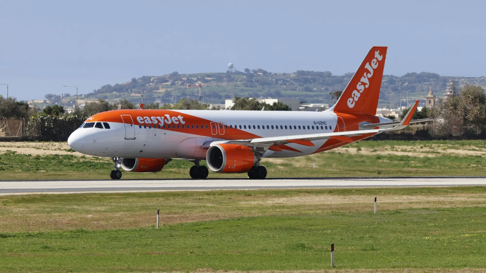 EasyJet agrees £5.7bn takeover by Apollo after rival bidder withdraws